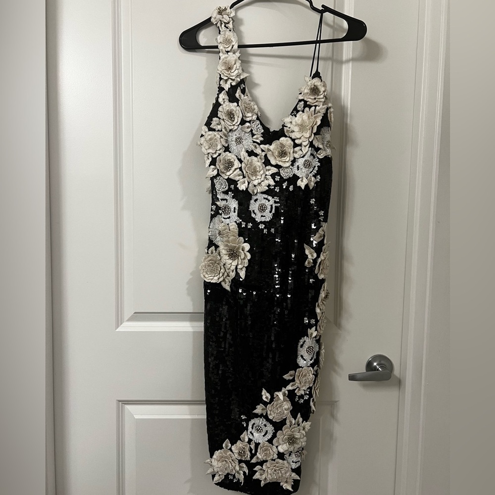 Alice+Olivia FRANCIE Asymmetric Floral Appliques Sequin Embellished Fitted Dress - Picture 4 of 17